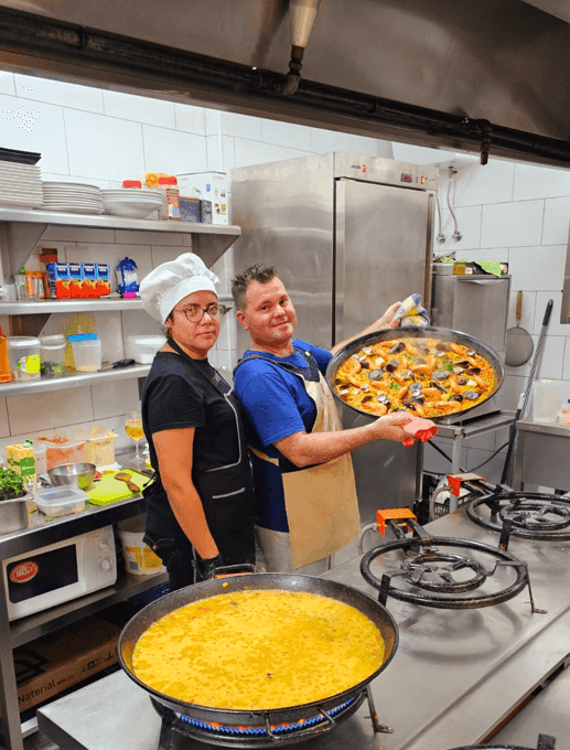 Cocineros haciendo una paella el el restaurante La Paella de los Abrigos